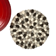 Load image into Gallery viewer, Felt Wool Ball Round Trivet