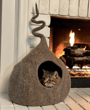 Load image into Gallery viewer, curly-tail-wool-cat-bed